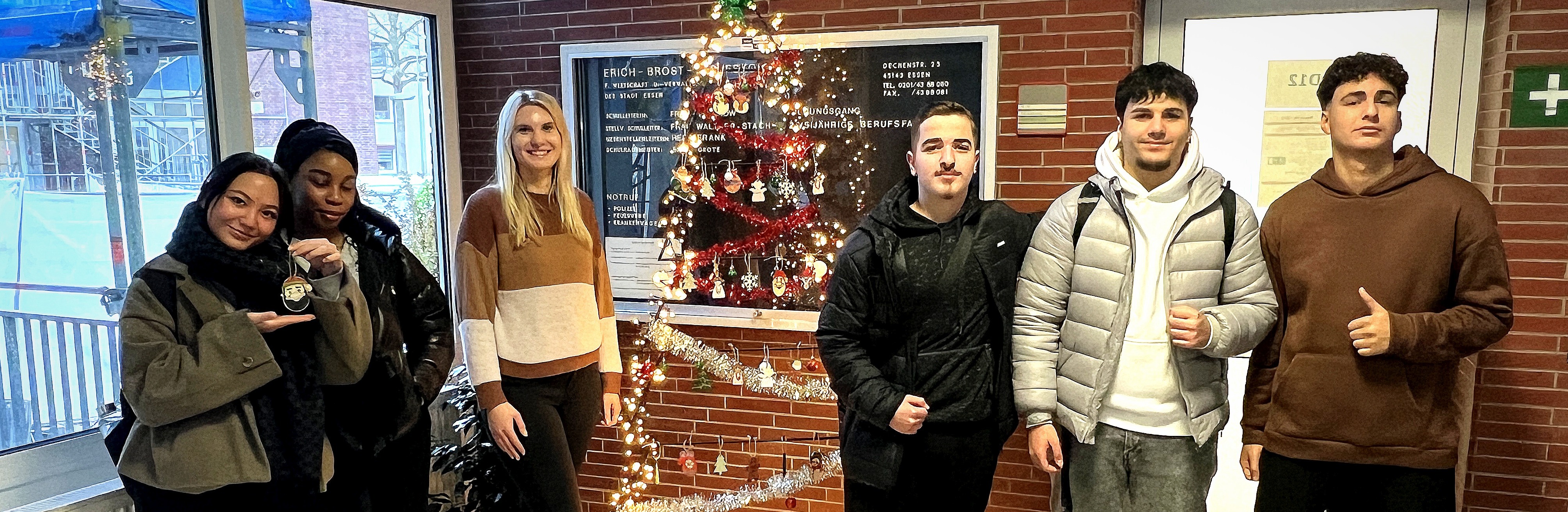 BH25C schmückt den Weihnachtsbaum an der Dechenstraße